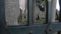 Istanbul'un Göbeginde Tarihi Mezarliklar Yok Oluyor