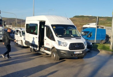 Samsun'da Otomobil Ile Ögrenci Servis Minibüsü Çarpisti Açiklamasi 2 Yarali