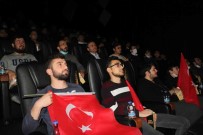 Ögrenciler Türk Bayraklariyla Sinemada 'Kesisme Açiklamasi Iyi Ki Varsin Eren'i Izledi