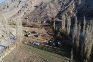 Sular Altinda Kalacak Olan Ilçede Sadece Evler Degil Toprak Da Tahliye Ediliyor