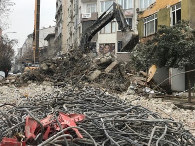 Elazig'da Agir Hasarli Binalarin Yikimi Sürüyor