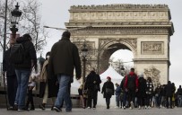 Fransa'da Günlük Vaka Sayisi 2 Gündür 300 Binin Üzerinde