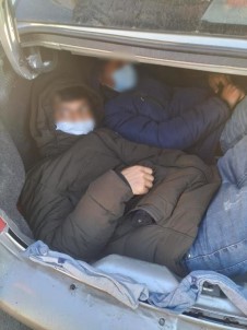 Yakalanan 22 Kaçak Göçmenden Ikisi Otomobil Bagajinda Saklanirken Bulundu
