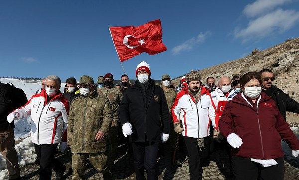 Bakan Akar: Nereye kaçarlarsa kaçsınlar, hainleri bulacağız
