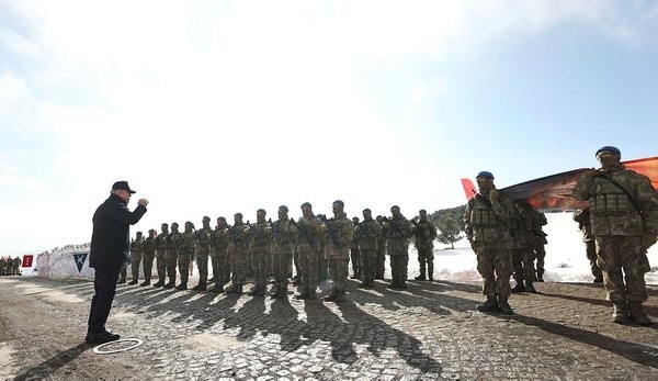 Bakan Akar: Nereye kaçarlarsa kaçsınlar, hainleri bulacağız