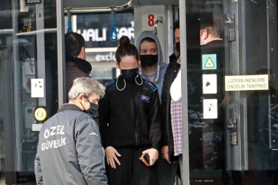 Antalya'da Tramvayin Altinda Kalan Kadin Agir Yaralandi