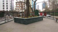 Atasehir'de Caddeyi Ikiye Bölen Türbe