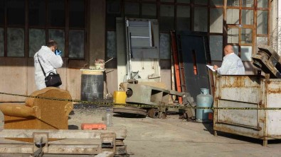 Demir Kesme Makinesinin Altinda Kalan Sahis Hayatini Kaybetti