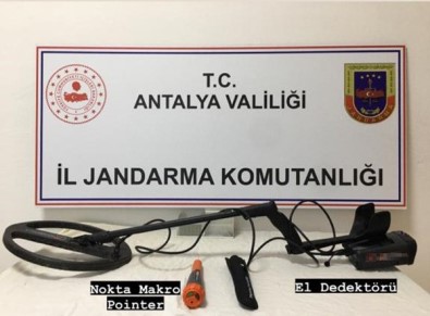 Kaçak Kazi Yapan 5 Süpheli Jandarmaya Suçüstü Yakalandi
