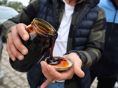 Kilolarca Etiketsiz Bal Ve Pekmez Satarken Yakalandi, 'Onlar Surup' Dedi
