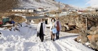 Sağlık savaşçıları eksi 30'da köy köy gezip aşılama yapıyor!
