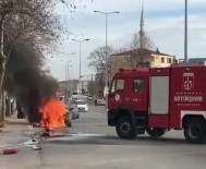 Seyir Halindeki Cip Alev Alev Yandi