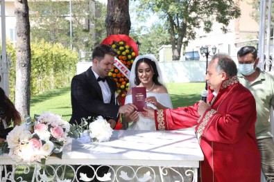 Talas'ta Bin 259 Çift 'Evet' Dedi