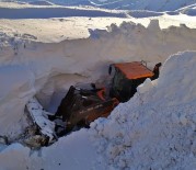 Yüksekova'da Kar Kalinligi Is Makinelerinin Boyunu Geçti