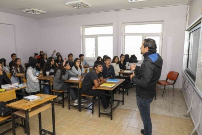 Etüt Van Projesinde Ögrenciler Dersbasi Yapti