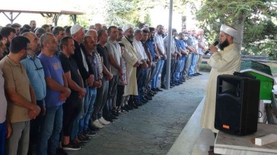 Kagit Gibi Ezilen Otomobilde Can Vermisti, Son Yolculuguna Ugurlandi