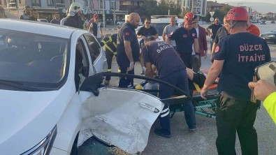 Kavsakta Iki Otomobil Çarpisti, Araçta Sikisan Sürücüyü Itfaiye Kurtardi