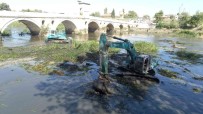 Ot Ve Sazliklarla Kaplanan Tunca Nehri'nde Temizlik Çalismasi Baslatildi