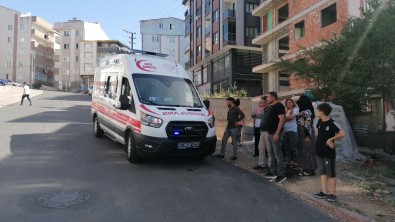 Siva Yapan Isçi 3 Metre Yükseklikten Düstü