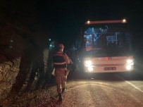 Tur Otobüsü Yolda Kaldi, Vatandaslarin Imdadina Jandarma Yetisti