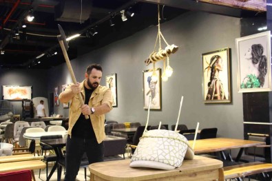 Yaptigi Sira Disi Testlerle Mobilyalarinin Saglamligini Ispatliyor