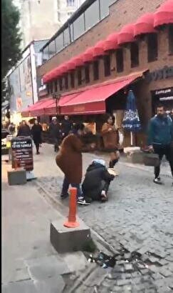 Çantasıyla çevredekilere saldırmıştı: Nedeni belli oldu
