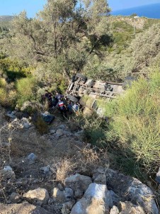 Izmir'de Sarampole Devrilen Kamyonun Sürücüsü Agir Yaralandi