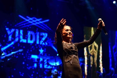 Yildiz Tilbe, Bursa'da Hayranlarini Costurdu