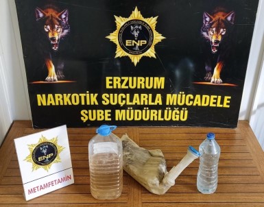 Arabanin Silecek Su Haznesine Sivi Metamfetamin Sakladilar, Polisten Kaçamadilar
