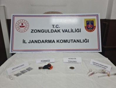 Hakkinda Arama Çikan 2 Kisi Jandarma Ekiplerince Yakalandi
