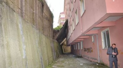 İstinat duvarı apartmanın üzerine devrildi, bina boşaltıldı
