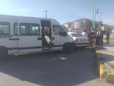 Konya'da Servis Minibüsü Ile Otomobil Çarpisti Açiklamasi 2 Yarali