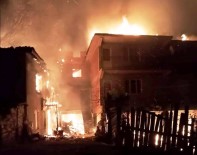 Simav'da 2 Ev, 1 Ahir Ve 1 Çati Küle Döndü