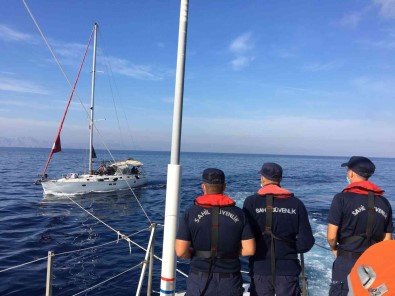 Yelkenli Tekne Içindeki 53 Düzensiz Göçmen Kurtarildi