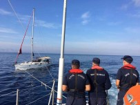 Yelkenli Tekne Içindeki 53 Düzensiz Göçmen Kurtarildi