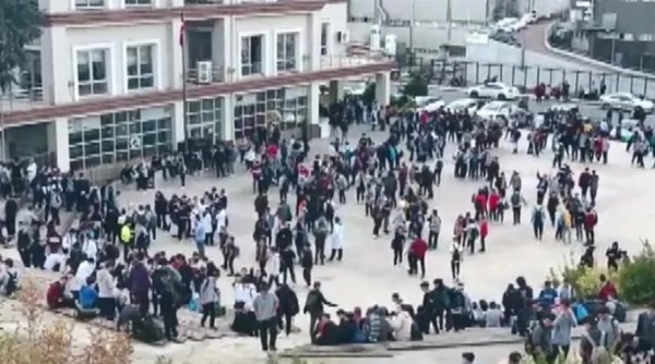 Başakşehir'de bir okul atölyesinde yangın: Öğrenciler tahliye edildi!