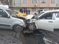 Eyüpsultan'da Feci Kaza Açiklamasi Refüjü Asarak Karsi Seride Uçan Araç Otomobile Çarpti