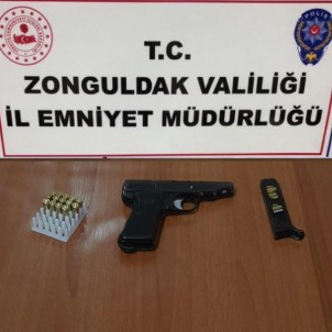 Polis Uygulamada Silah Ve Uyusturucu Ele Geçirdi