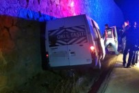 Yüksekova'da Minibüs Istinat Duvarina Çarpti Açiklamasi 1 Ölü