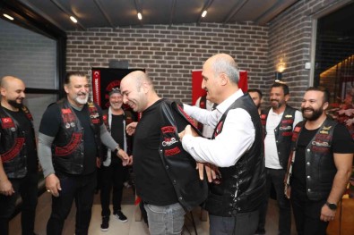 Baskan Okay, Motosiklet Tutkunlarina Yelek Giydirdi