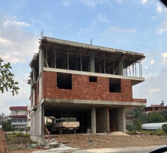 Insaattan Düsen Isçi Kaldirildigi Hastanede Hayatini Kaybetti