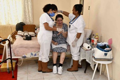 Kusadasi'nda Evde Bakim Hizmeti Devam Ediyor