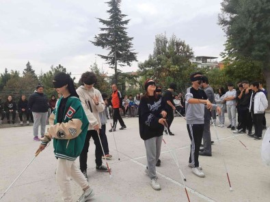 Lise Ögrencileri 5 Dakikaligina Görme Engelli Oldu