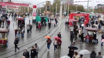 Taksim'de Yagmur Ve Rüzgar Vatandaslara Zor Anlar Yasatti