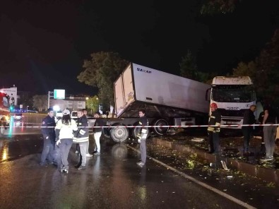 Yolda Kayan Tir Parkin Duvarina Çarparak Durdu