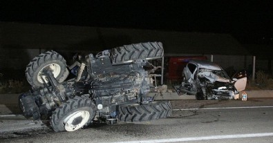 Otomobil traktör römorkuna arkadan çarptı: 4 yaralı