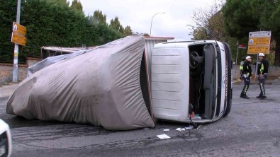 Sultanbeyli'de Gida Yüklü Kamyonet Devrildi