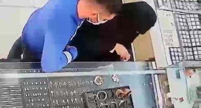 20 Dakika Kuyumcuyu Oyalayip, 50 Bin TL'lik Hasir Bilezigi Çaldilar