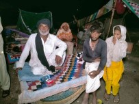 Pakistan'da Kis Yaklasirken Selzedelerin Çogu Çadirlarda Yasam Mücadelesi Veriyor