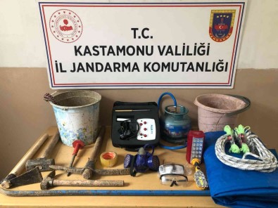 Define Arayan Sahislara Jandarmadan Suçüstü Baskin Açiklamasi 5 Gözalti